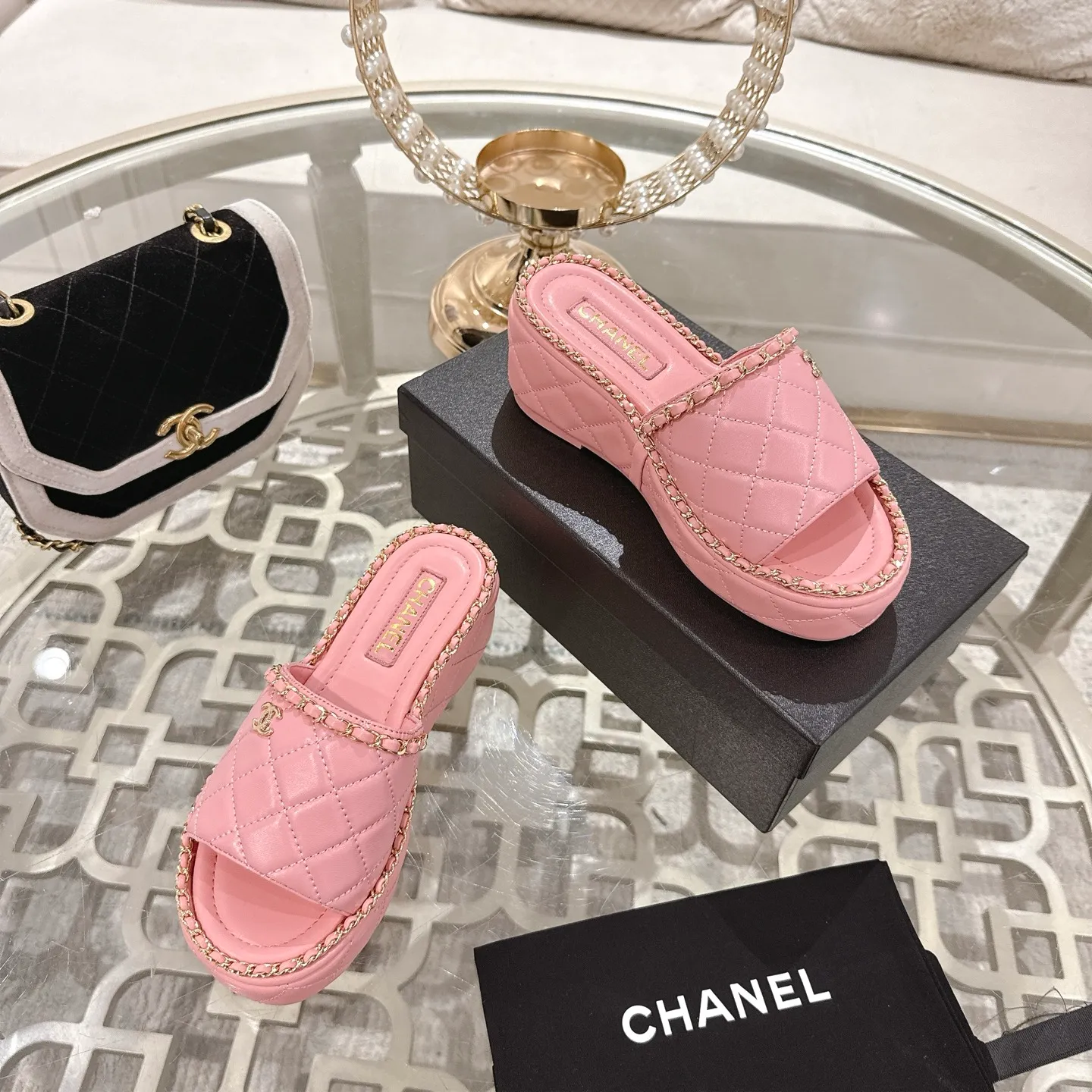 👟👟Ex-factory price 600👟👟 𝐂𝐇𝐀𝐍𝐄𝐋 | Xiaoxiang 25𝐬𝐬 🦋2025 Spring and Summer New Products Counter Classic Xiaoxiang Double C Diamond Chain Slippers Series New〰 🍬 The absolute best in the BS fashion circle. Matching will perform meticulously Minimalist, classic elements that will never fade away 💋 Show unique dressing style, too beautiful to say anything. A must-have for summer... Upper: Original high-customized lambskin Lining: Imported mixed sheepskin lining Outsole: Original molded non-slip outsole Shoe size: 35-39 (34.40.41.42 customization is not returnable)